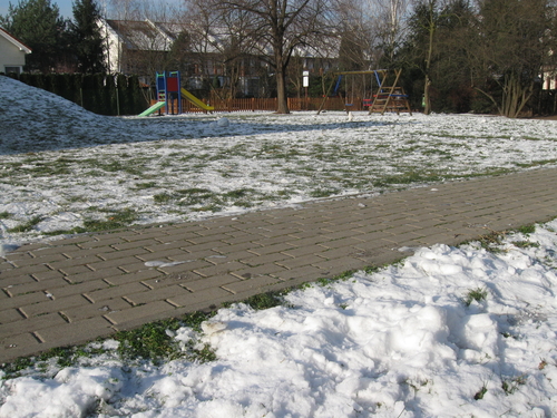 zimowe oczyszczanie kostki brukowej ze śniegu i lodu